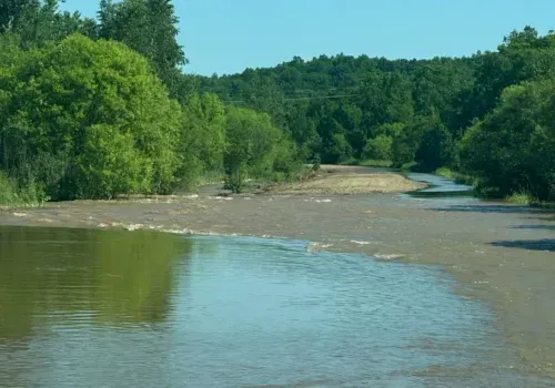 Вода залила пять участков дорог в Октябрьском районе