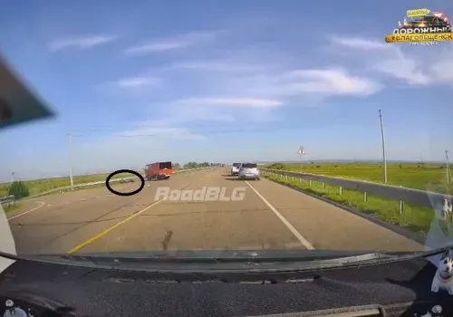 На видео попали последние секунды жизни мотоциклиста