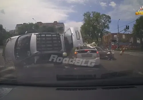 Новые кадры жесткого ДТП с пятью машинами появились в Сети
