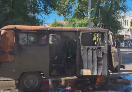 Машина "буханка" горела на проезжей части в центре Благовещенска