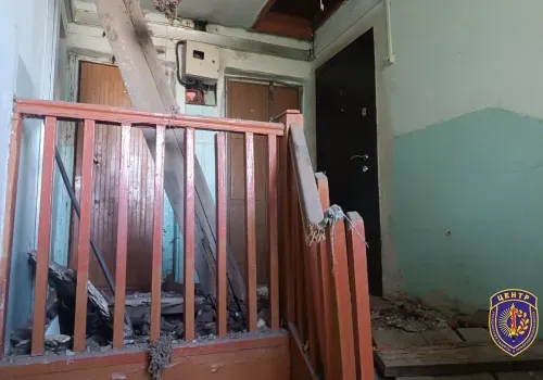 Потолок рухнул в подъезде дома в селе Поярково
