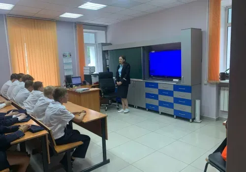 Сотрудники ЗабЖД и студенты АмИЖТ провели уроки безопасности для юных железнодорожников