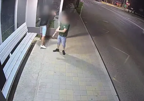 Стеклянная остановка пострадала от хулиганской выходки в Благовещенске