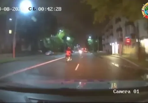 16-летняя байкерша устроила аварию перед автомобилем ДПС 