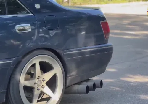 Арестован мужчина, установивший на машину шесть выхлопных труб