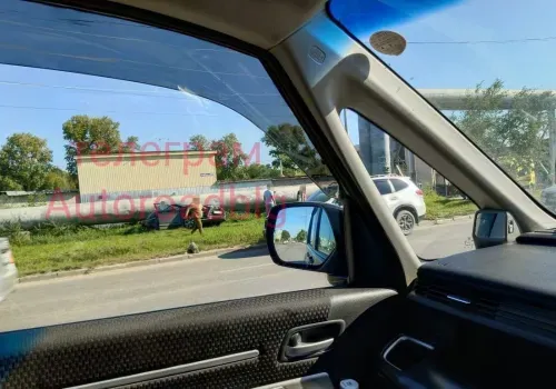 В Благовещенске машина слетела на газон и попала под трубы