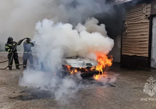 Протечка бензина могла вызвать пожар в машине в Белогорске