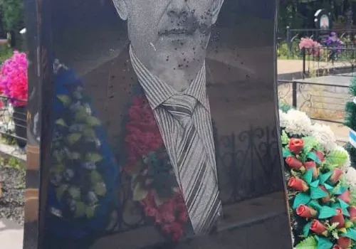 Множество памятников повредили на кладбище в Благовещенске