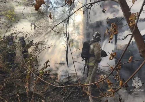 Пожарные Благовещенска стянулись к двухэтажному старому дому