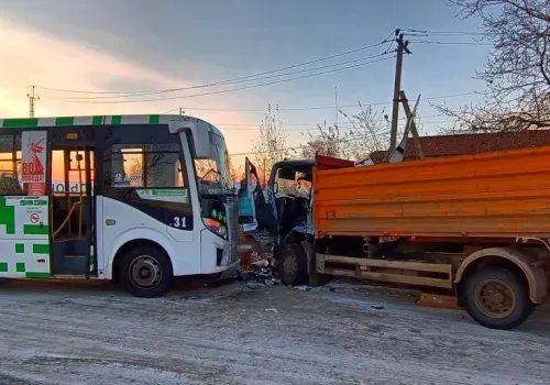 Водитель и три пассажира пострадали в аварии с автобусом в Приамурье