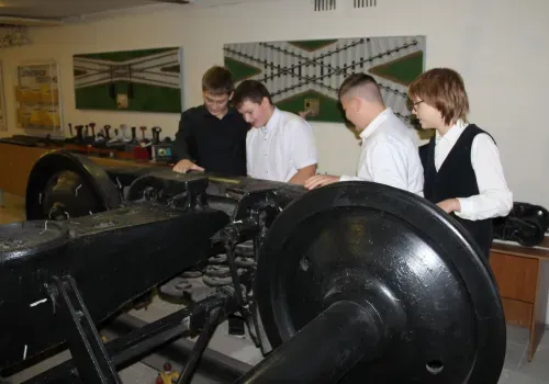 Познавательную экскурсию и инструктаж по правилам безопасности организовали сотрудники ЗабЖД для свободненских школьников 