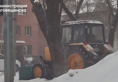 Дорожные службы Благовещенска перешли на усиленный режим работы из-за снегопада