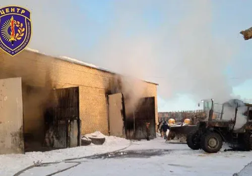 Тракторы и автомобиль сгорели в Амурской области