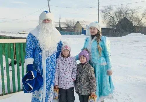 Более 700 новогодних подарков вручили корпоративные волонтеры ЗабЖД детям и пенсионерам Забайкалья и Приамурья