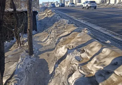 Тропинка вместо тротуара: зону для пешеходов раскритиковали в Благовещенске