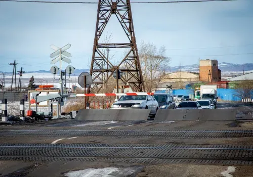 Сотрудники ЗабЖД организовали мини-концерт для автолюбителей на железнодорожном переезде в Чите в преддверии праздника 