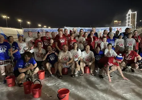 В Благовещенске десятки людей собрались на пляже и вылили на себя по ведру воды