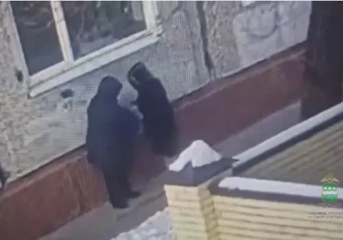 Жительница Москвы забрала для мошенников деньги пенсионерки из Благовещенска