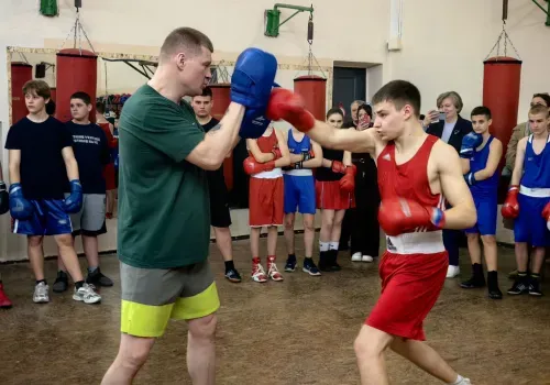 Легенда бокса Александр Поветкин провел спарринги с детьми из ДНР 