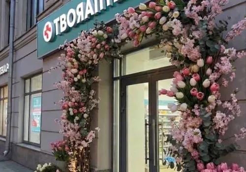 В Благовещенске аптеки превратились в цветущие арт-объекты: новый тренд в городском ритейле