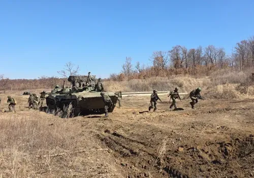 Военнослужащие из Приамурья захватили пункт противника и отразили контратаку в ходе учения