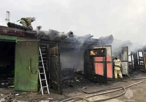Пожар уничтожил крышу деревянного гаражного массива в Зее
