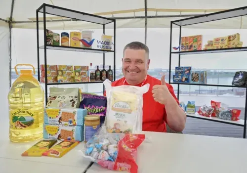 Китайский блогер продал продукты на крыше здания в центре Благовещенска