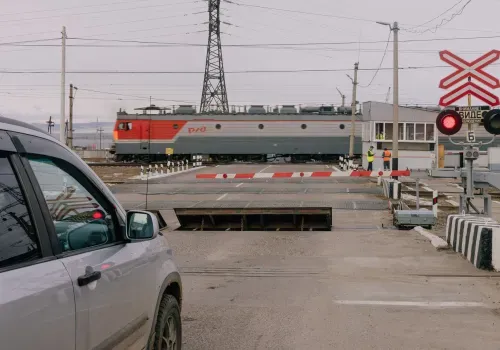 Учения по эвакуации с железнодорожных путей неисправного автомобиля провели на переездах ЗабЖД