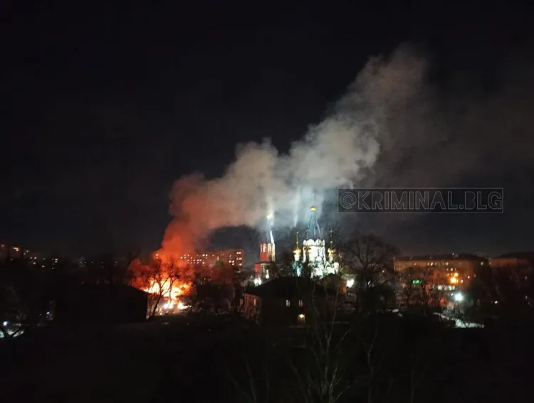 Дом рядом с храмом в Благовещенске тушили 26 пожарных