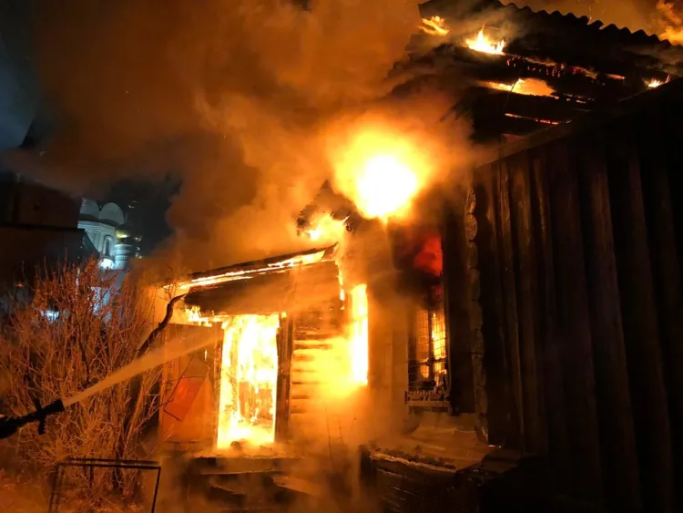 Дом рядом с храмом в Благовещенске тушили 26 пожарных