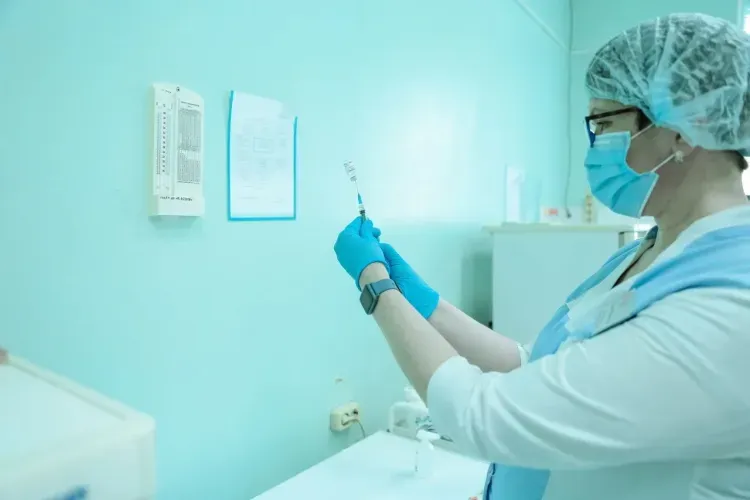 Василий Орлов сообщил, сколько доз вакцины против COVID-19 поступит в регион за зиму