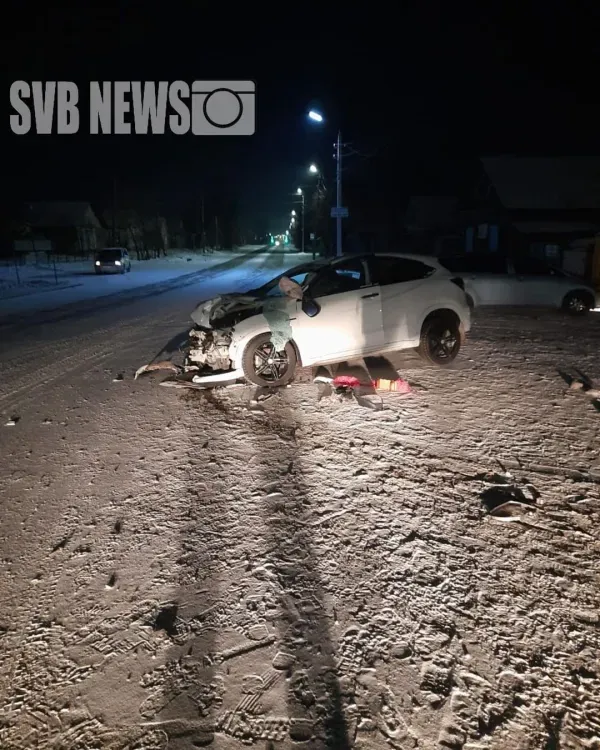 В Свободном автомобиль врезался в светофор и электроопору 
