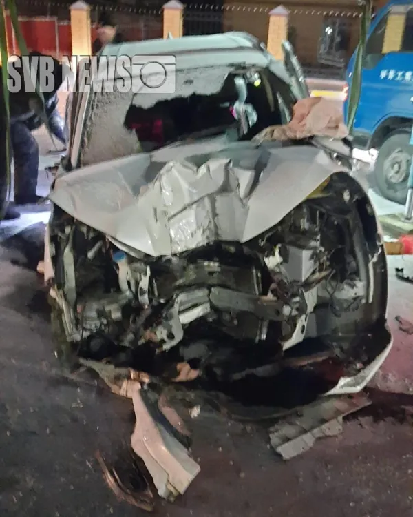 В Свободном автомобиль врезался в светофор и электроопору 