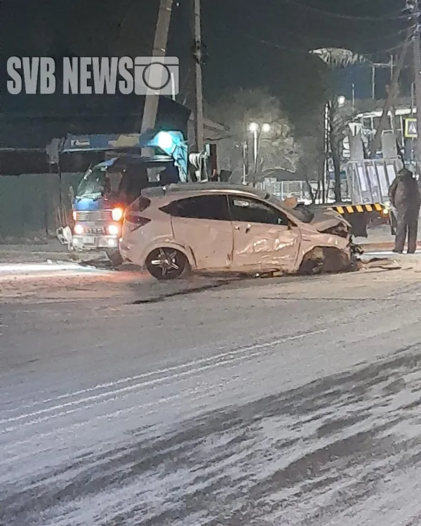 В Свободном автомобиль врезался в светофор и электроопору 