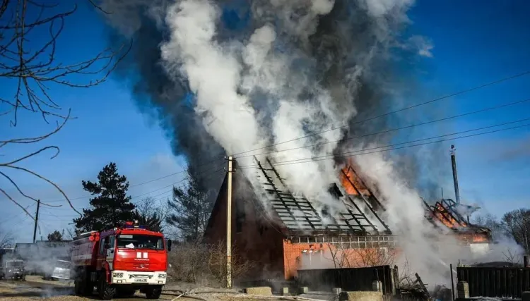 В Свободном в горящем доме взорвался газовый баллон