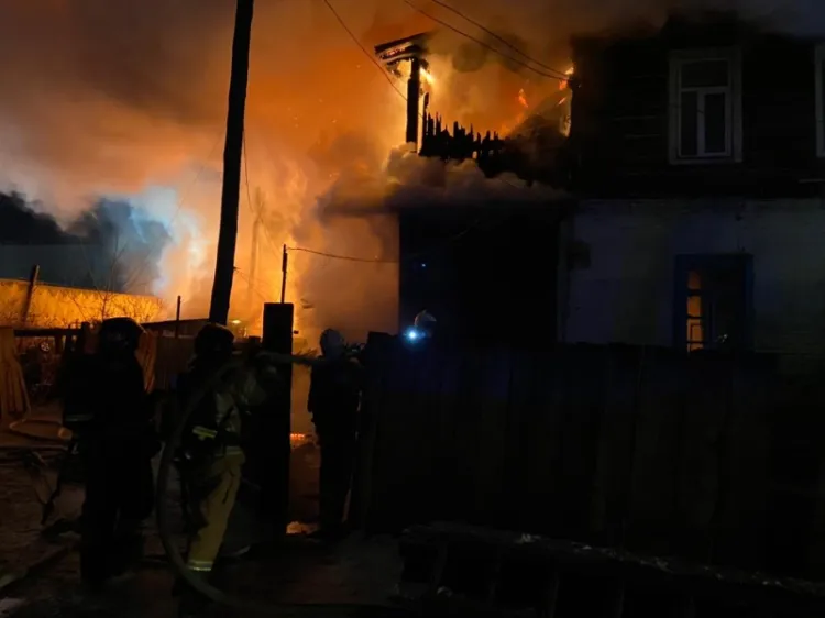 Пожар в жилом бараке в Благовещенске тушили 29 человек