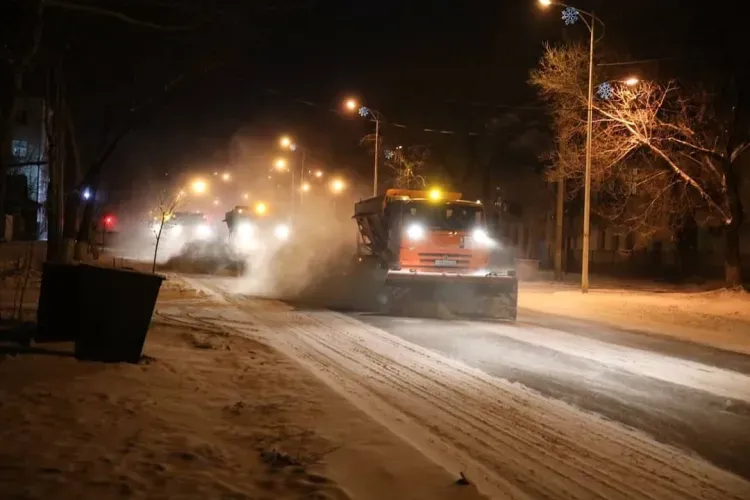 Уборка снега с улиц Благовещенска продолжается