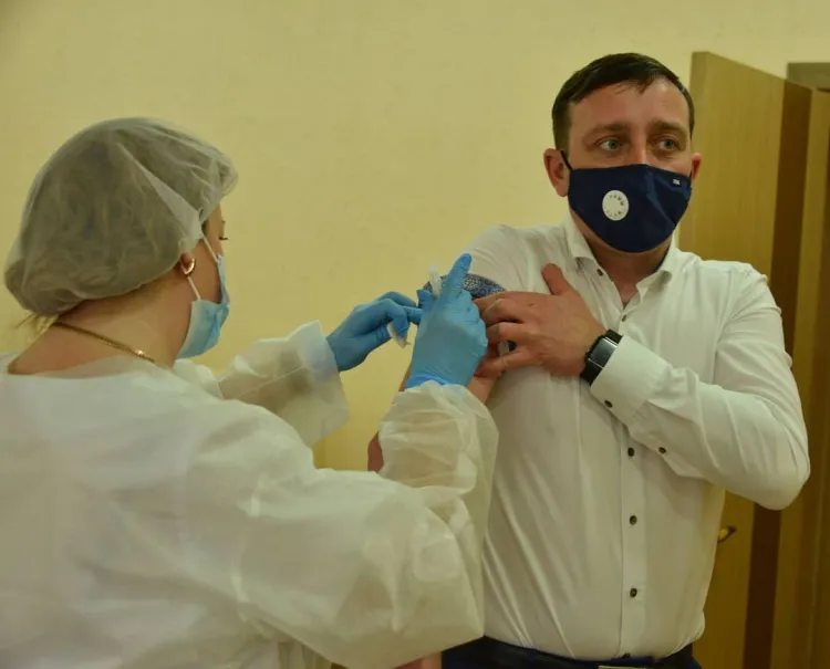 Председатель Заксобрания Вячеслав Логинов привился от COVID-19