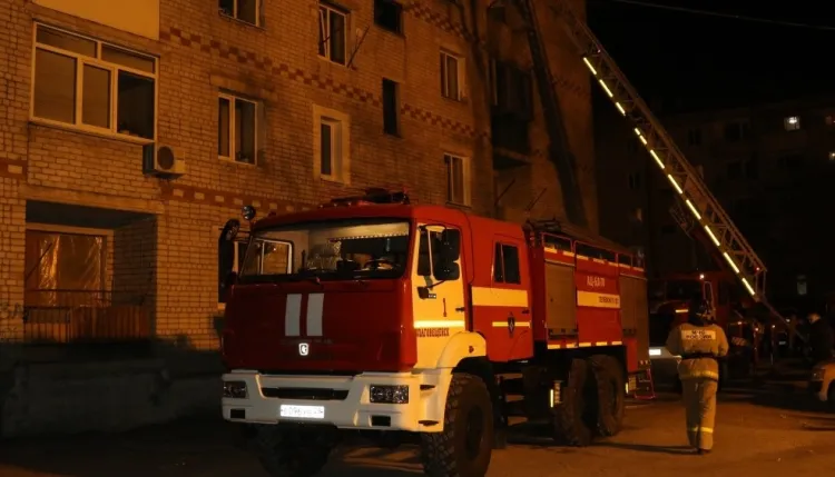 В Белогорске эвакуировали 14 человек из дома, где произошел пожар