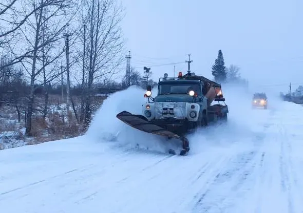 Новую спецтехнику в Приамурье вывели на уборку снега с дорог
