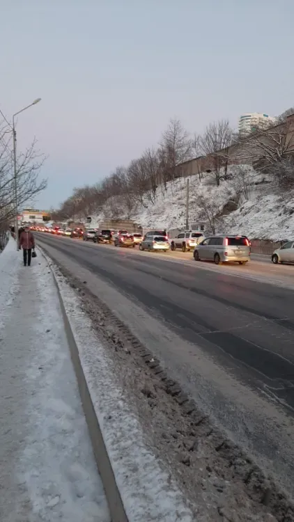 Дороги во льду, 10-балльные пробки, аварии: ледяной дождь сковал Владивосток