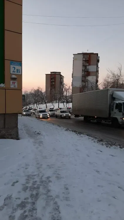Дороги во льду, 10-балльные пробки, аварии: ледяной дождь сковал Владивосток