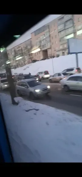 Дороги во льду, 10-балльные пробки, аварии: ледяной дождь сковал Владивосток