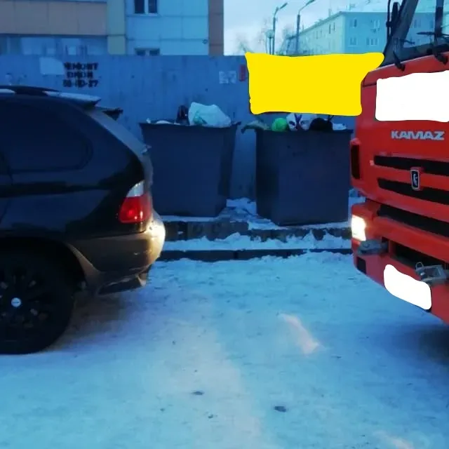 В Благовещенске на штрафстоянку отправили BMW, загородивший проезд к контейнерам