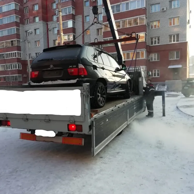 В Благовещенске на штрафстоянку отправили BMW, загородивший проезд к контейнерам