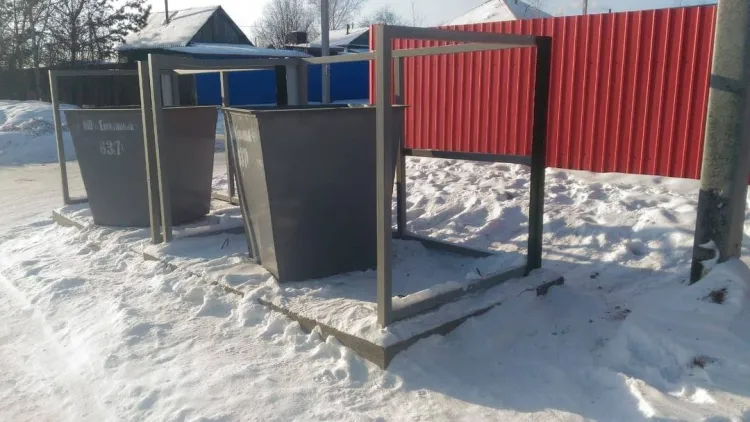 С контейнерной площадки в Свободном украли ограждение