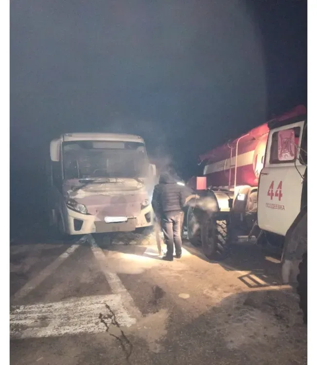 Пожарные из Ромненского района помогли отогреть транзитный автобус на федеральной трассе