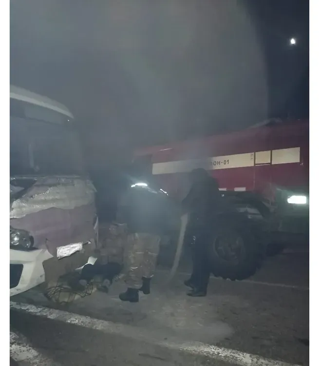 Пожарные из Ромненского района помогли отогреть транзитный автобус на федеральной трассе