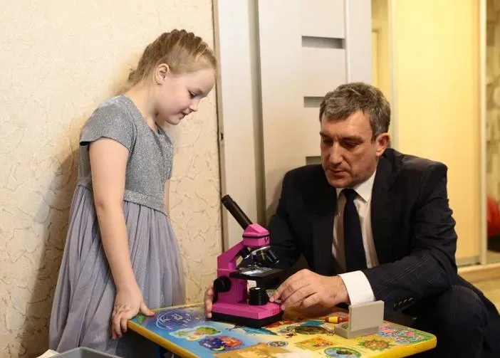 Микроскоп подарил Василий Орлов девочке из Завитинска от имени Деда Мороза