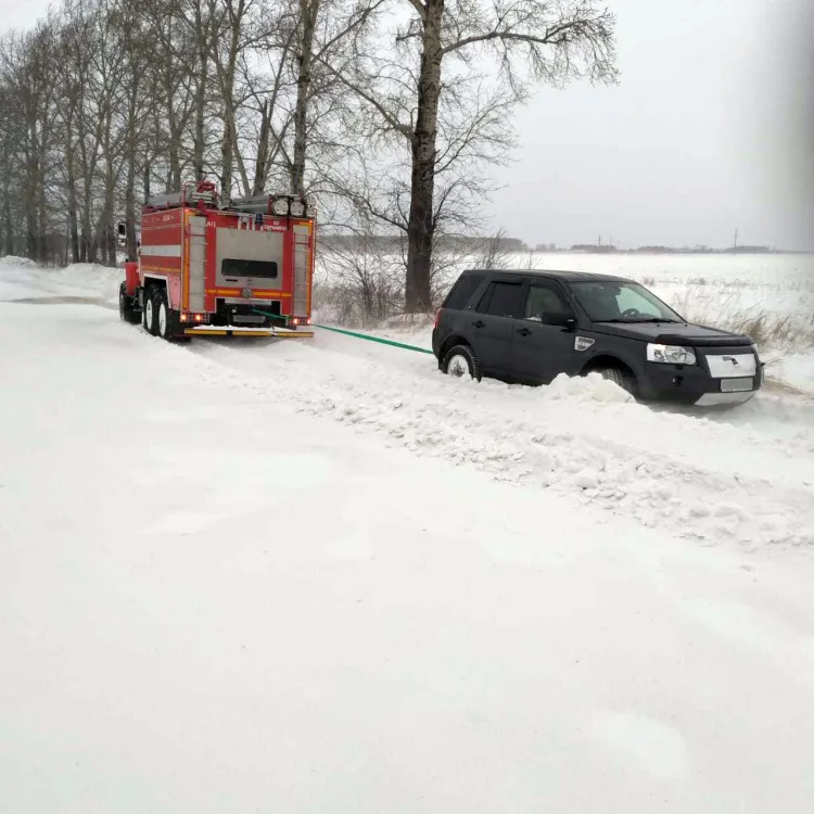 Пожарные вытащили из снега автомобили и автобус на амурских трассах 